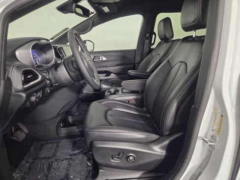 New 2026 Chrysler Pacifica Select FWD image 10