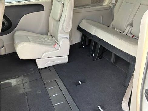 Used 2016 Chrysler Town & Country Touring w/ Driver Convenience Group FWD image 5