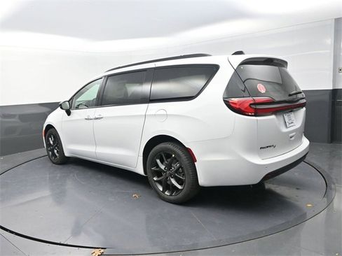 New 2026 Chrysler Pacifica Select image 5
