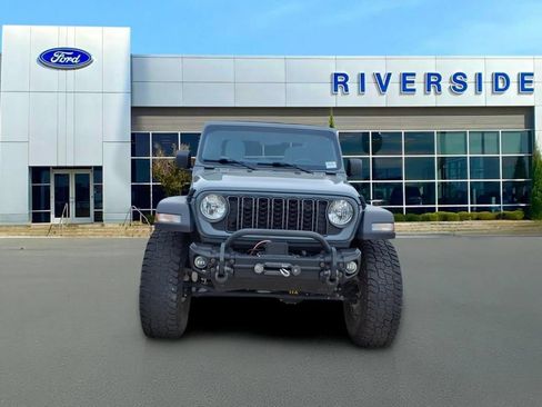 Used 2024 Jeep Gladiator Sport AWD/4WD image 2