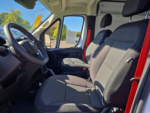 Used 2025 RAM ProMaster 2500 w/ Convenience Group image 12