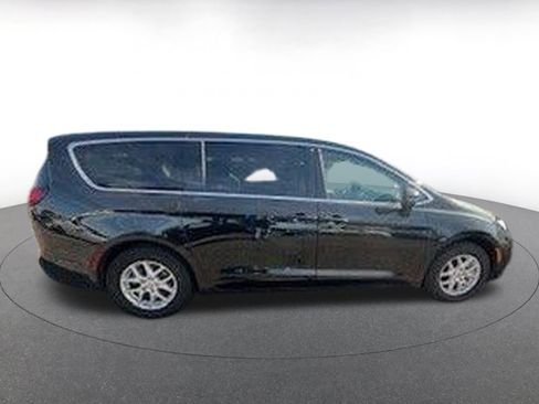 Used 2023 Chrysler Pacifica Touring-L image 10