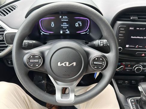 Used 2025 Kia Soul LX w/ LX Technology Package FWD image 22