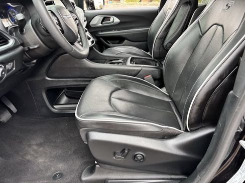 Used 2025 Chrysler Pacifica Limited FWD image 22