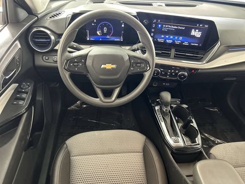 Used 2025 Chevrolet Trax LT FWD image 22