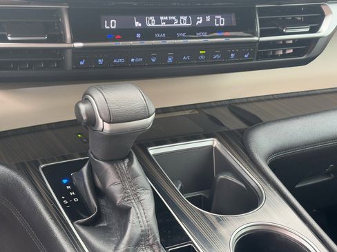 Certified 2022 Toyota Sienna Platinum image 26