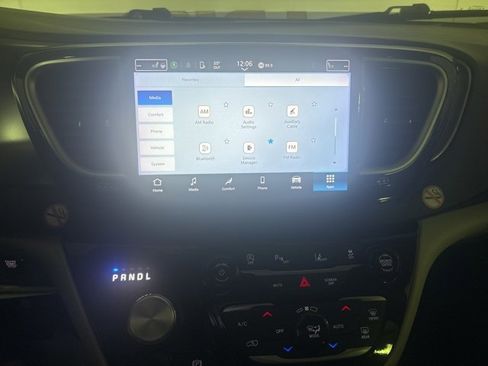 Used 2024 Chrysler Pacifica Touring-L image 40