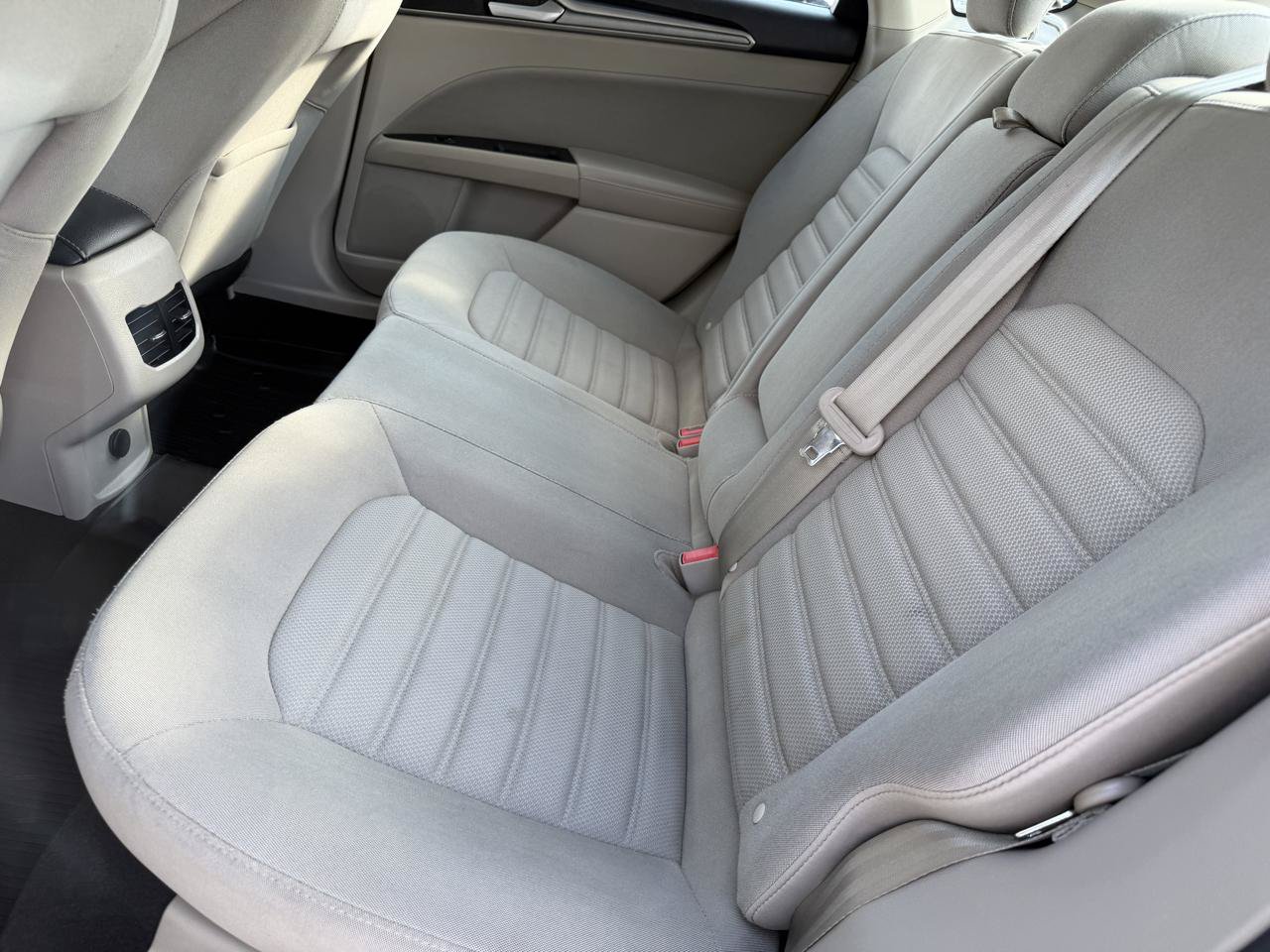 Used 2019 Ford Fusion SE FWD image 13