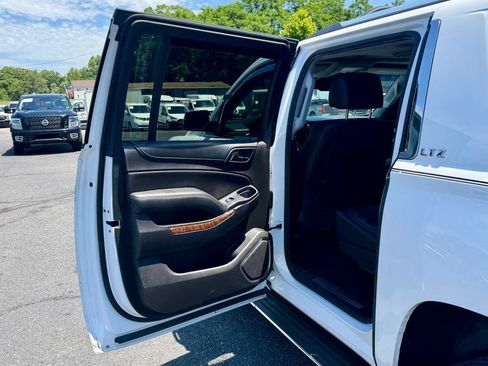 Used 2017 Chevrolet Suburban Premier AWD/4WD image 17