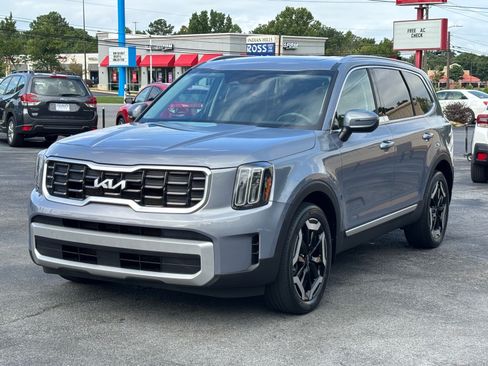 Used 2023 Kia Telluride S w/ S Sunroof Package FWD image 2