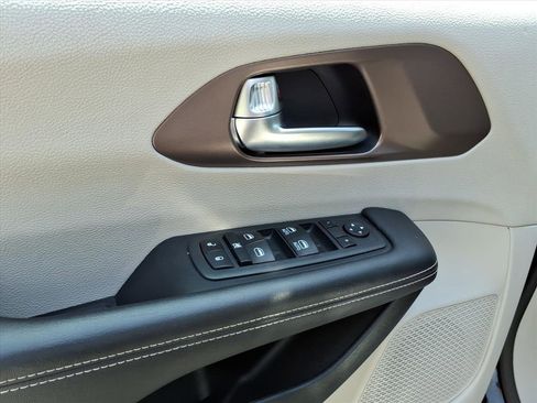 Used 2023 Chrysler Voyager LX FWD image 21