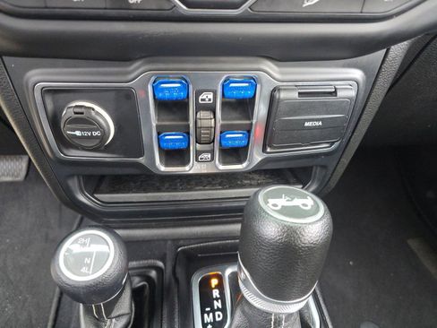 Used 2019 Jeep Wrangler Unlimited Sahara image 24