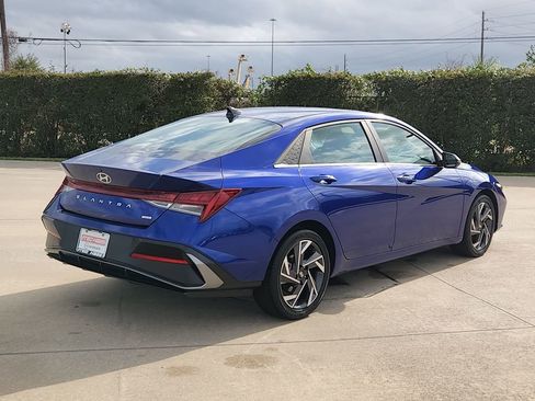 Used 2025 Hyundai Elantra Limited image 5