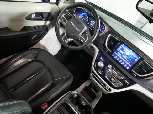 Used 2018 Chrysler Pacifica Touring-L w/ Premium Audio Group FWD image 9