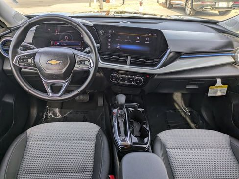 Used 2025 Chevrolet Trax LT w/ LT Convenience Package image 26