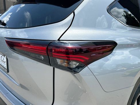 Used 2024 Toyota Highlander XLE FWD image 11