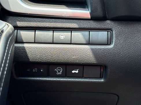 Used 2025 Nissan Rogue SV FWD image 39