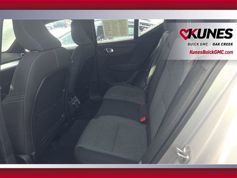 Used 2024 Volvo XC40 B5 Core image 17