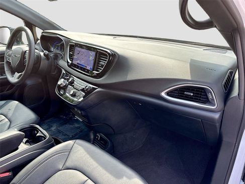 Used 2025 Chrysler Pacifica Select FWD image 30