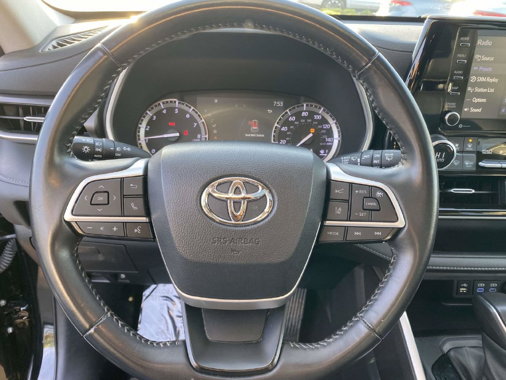 Used 2022 Toyota Highlander XLE AWD/4WD image 19