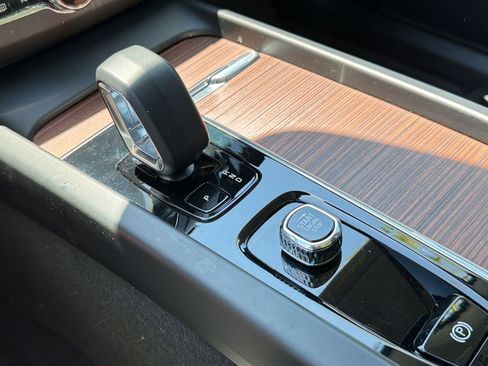 Used 2023 Volvo XC60 B5 Plus w/ Climate Package image 18