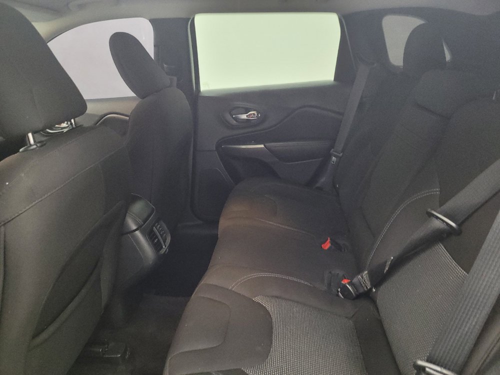 Used 2019 Jeep Cherokee Latitude w/ Cold Weather Group FWD image 18