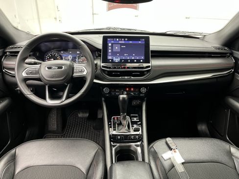 Used 2025 Jeep Compass Trailhawk AWD/4WD image 4