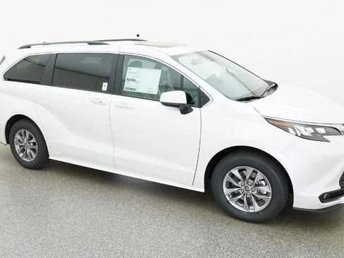 New 2026 Toyota Sienna XLE image 12