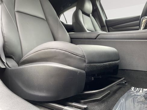 Used 2019 MAZDA MAZDA3 Hatchback w/ Preferred Package FWD image 5