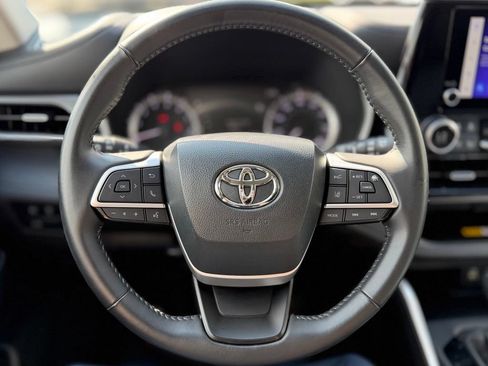 Used 2024 Toyota Highlander XLE AWD/4WD image 8