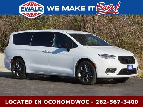 New 2026 Chrysler Pacifica Select image 1