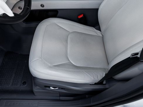 Used 2023 Land Rover Defender 130 SE image 25