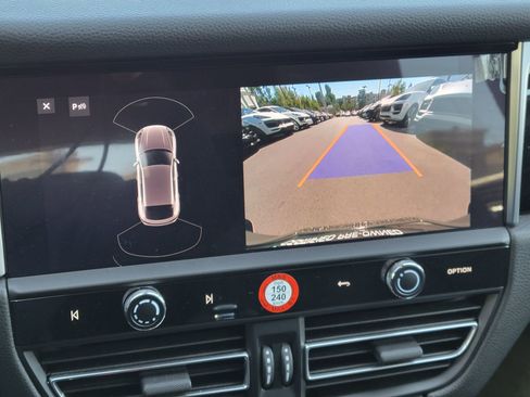 Certified 2023 Porsche Macan S image 18