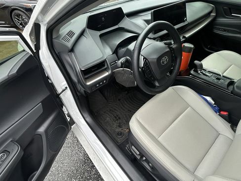 Used 2024 Toyota Prius XLE FWD image 2