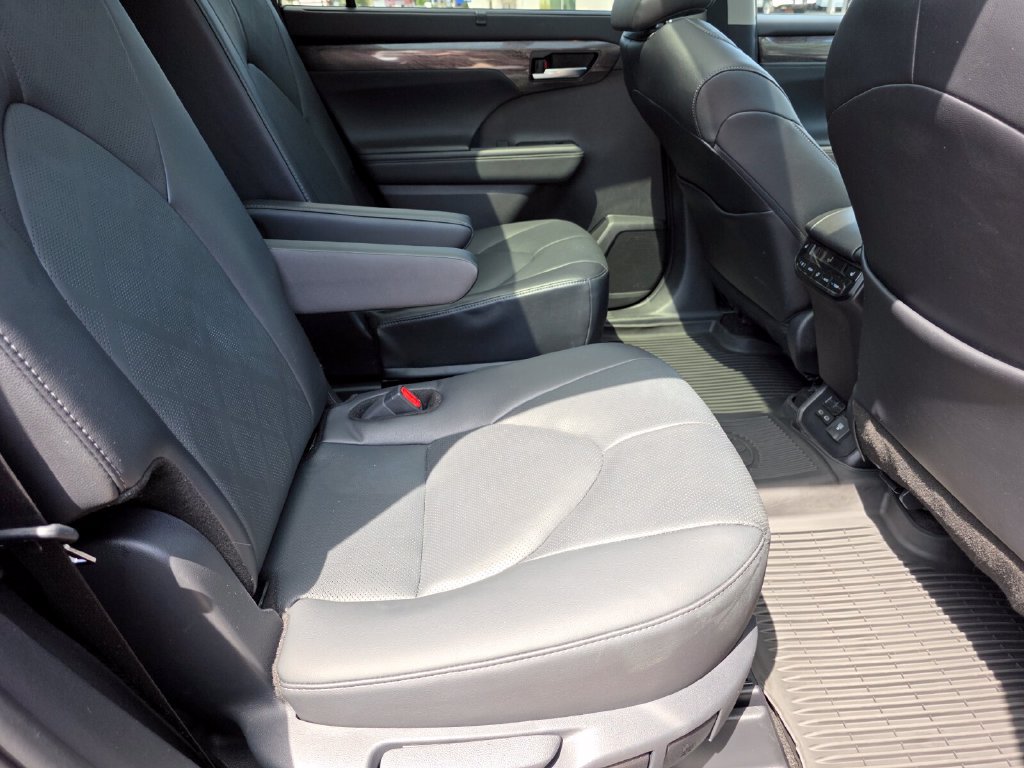 Used 2026 Toyota Highlander Platinum AWD/4WD image 17
