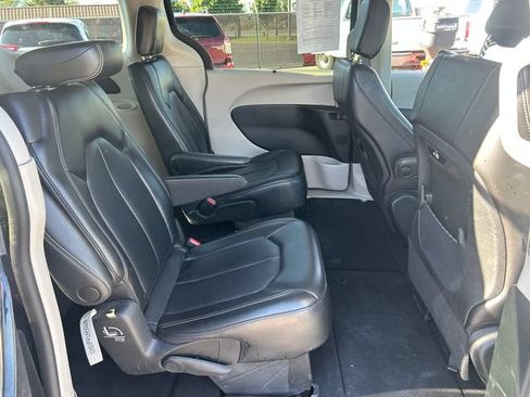 Used 2023 Chrysler Pacifica Touring-L FWD image 33