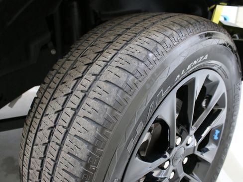 Used 2023 Jeep Wrangler Unlimited Sahara AWD/4WD image 34