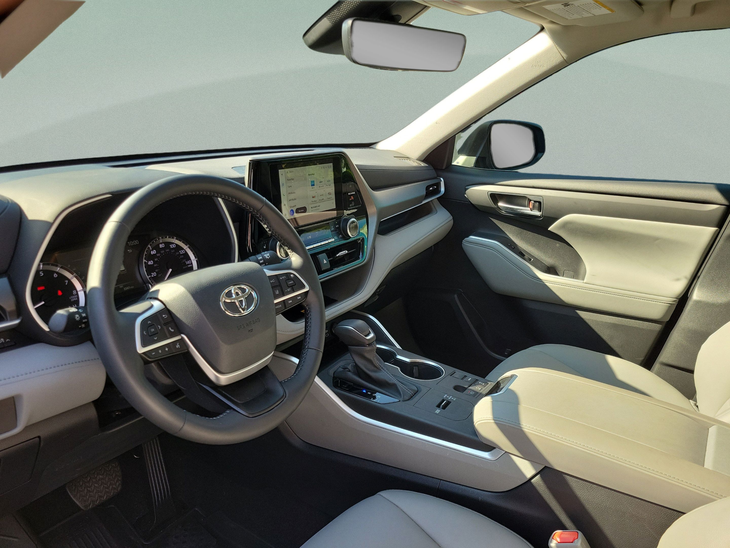 Used 2024 Toyota Highlander XLE FWD image 8