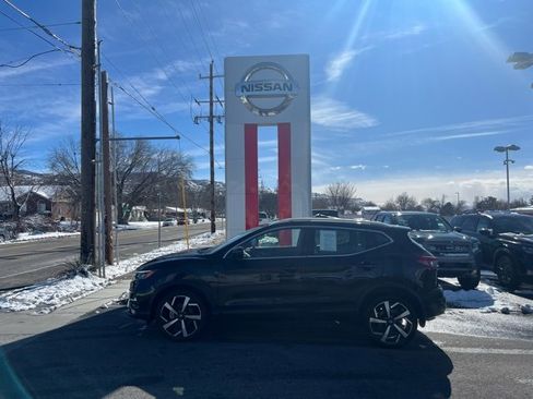 Used 2022 Nissan Rogue Sport SL w/ Premium Package image 2