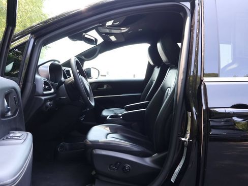 Used 2025 Chrysler Pacifica Select FWD image 31