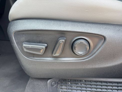 Used 2025 Toyota Sienna XLE FWD image 18