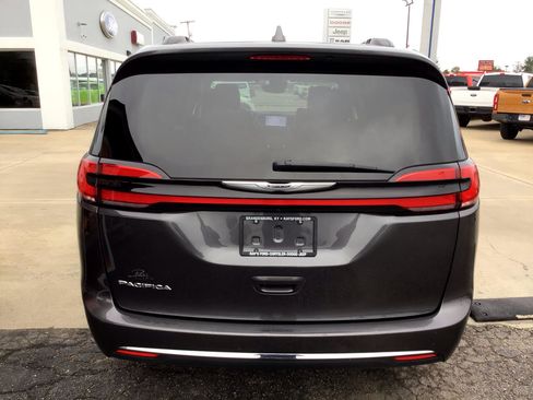 Used 2022 Chrysler Pacifica Touring-L image 4