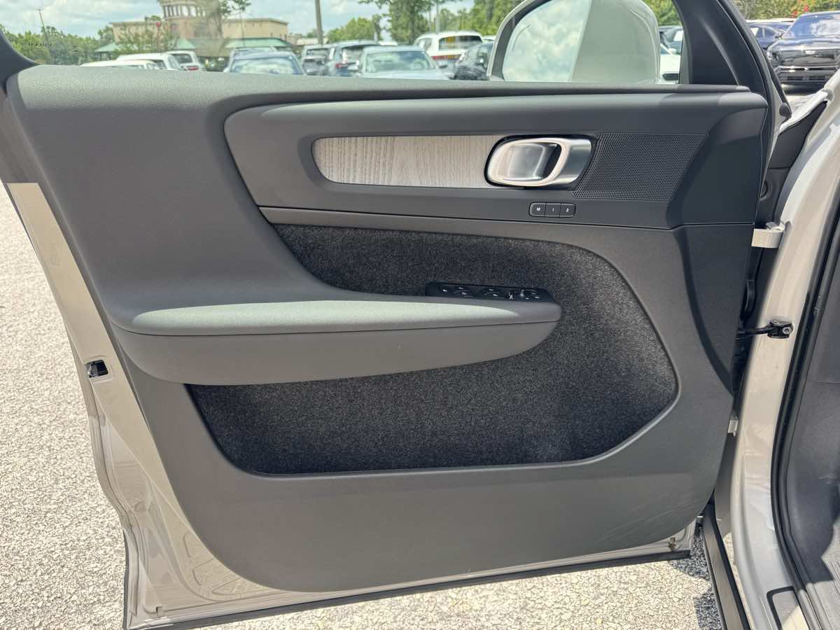 Used 2025 Volvo XC40 B5 Plus AWD/4WD image 27