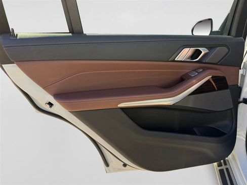 Used 2024 BMW X7 xDrive40i w/ Premium Package image 17