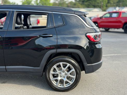 Used 2024 Jeep Compass Latitude AWD/4WD image 12