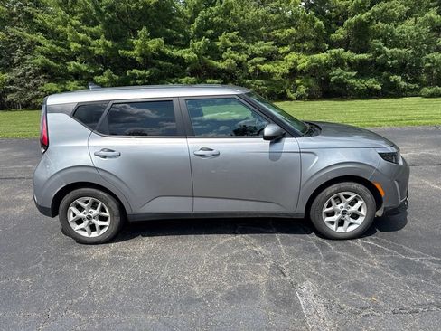 Used 2023 Kia Soul LX w/ LX Technology Package FWD image 3