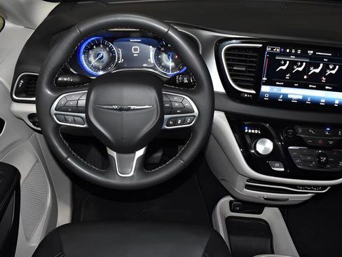 Certified 2023 Chrysler Pacifica Touring-L FWD image 34