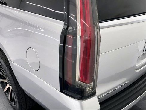 Used 2019 Cadillac Escalade ESV Luxury AWD/4WD image 28