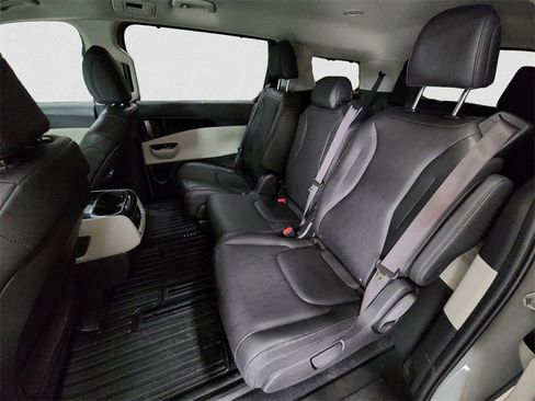 Used 2024 Kia Carnival EX image 13