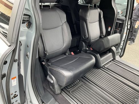 Used 2023 Toyota Sienna XLE Woodland Edition image 28